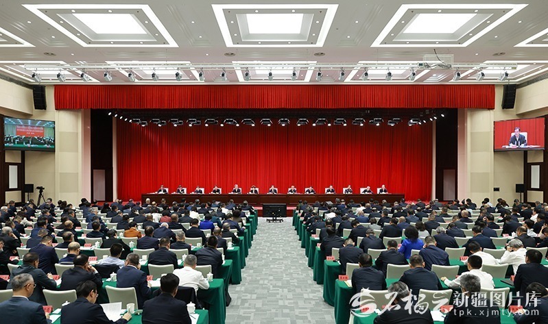 全区干部大会召开 深入学习贯彻习近平总书记重要讲话精神
努力建设社会主义现代化新疆 全区干部大会召开 深入学习贯彻习近平总书记重要讲话精神
努力建设社会主义现代化新疆