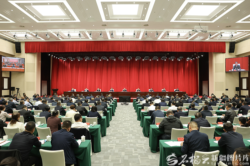 陈小江在全区群众身边不正之风和腐败问题集中整治工作推进会上强调
纵深推进集中整治工作 不断增强各族群众获得感幸福感安全感 陈小江在全区群众身边不正之风和腐败问题集中整治工作推进会上强调
纵深推进集中整治工作 不断增强各族群众获得感幸福感安全感