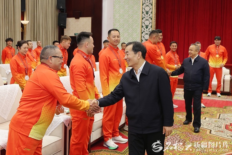 陈小江艾尔肯·吐尼亚孜会见第十五届全国运动会
新疆体育代表团获奖运动员教练员代表 陈小江艾尔肯·吐尼亚孜会见第十五届全国运动会
新疆体育代表团获奖运动员教练员代表